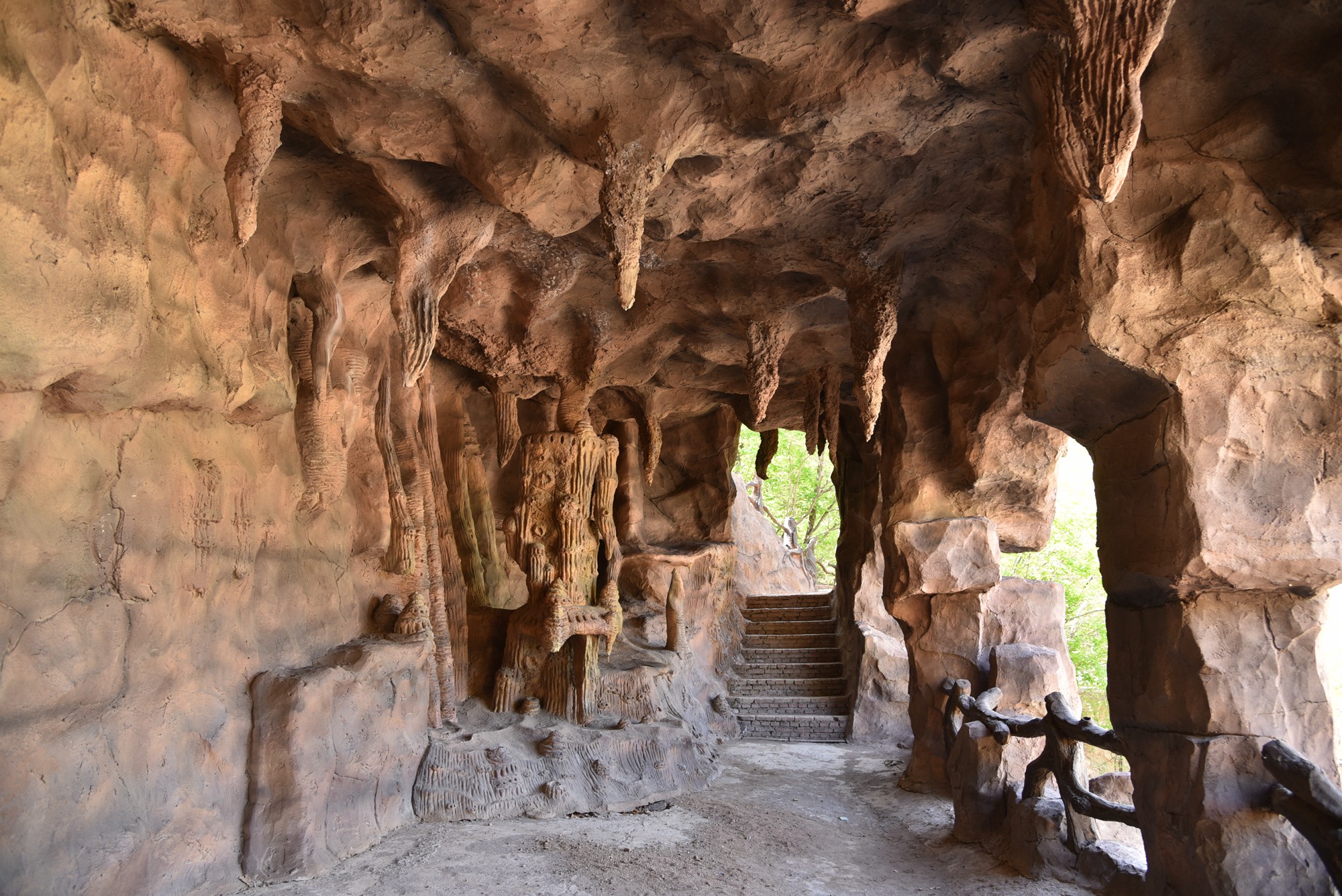 一柱擎天元阳石,造化奇观五月冰,绿树坚冰同框,阴阳呼应大黑山