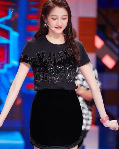 吴宣仪关晓彤同框"比腿"!站起来的一瞬,演员跟爱豆区别太明显