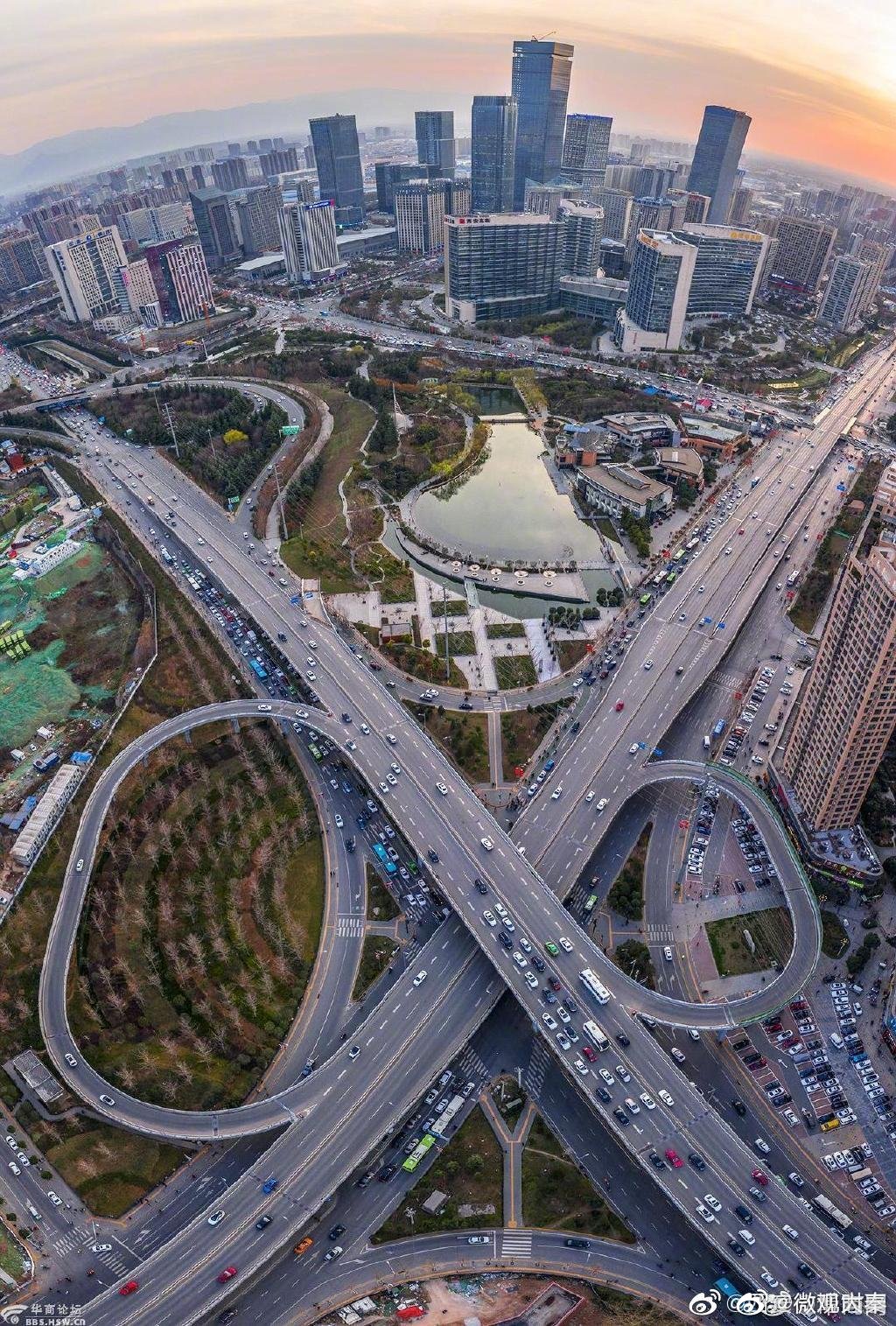 航拍西安市的立交桥,四通八达联通南北,是不是很壮观