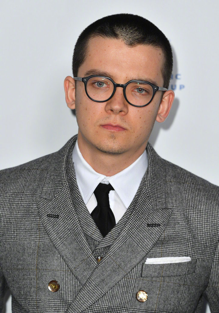 剪了寸头的阿沙·巴特菲尔德亮相英国独立电影奖颁奖.