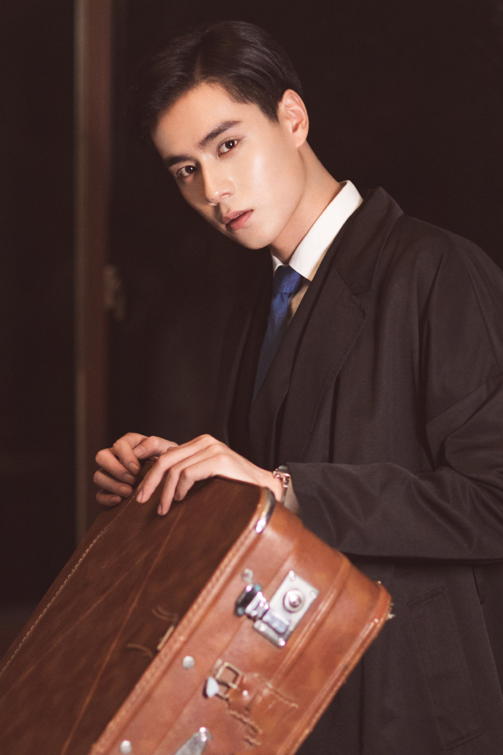 胡一天一组最新正装look0202复古优雅帅气彰显精英气质