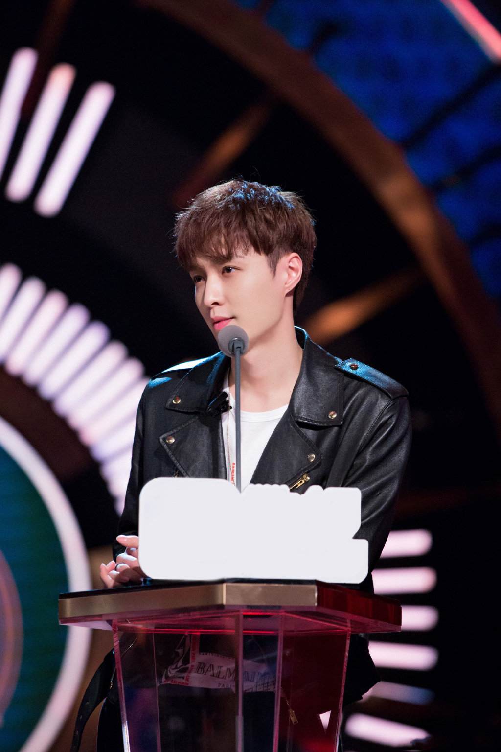 张艺兴身着造型感极强的黑色皮衣搭配休闲运动裤