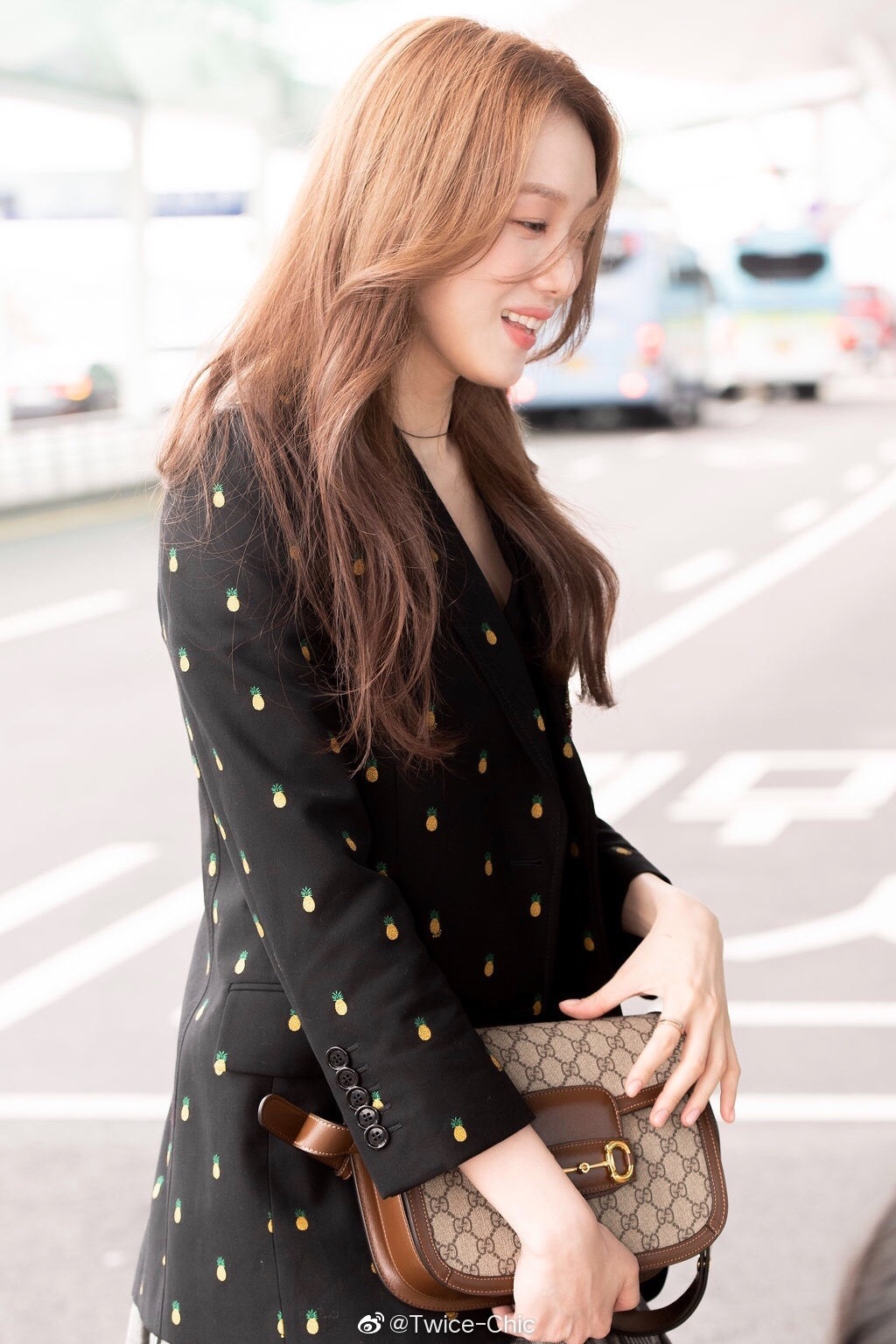 李圣经今日仁川机场出发穿搭,棕色卷发与大地色系妆容