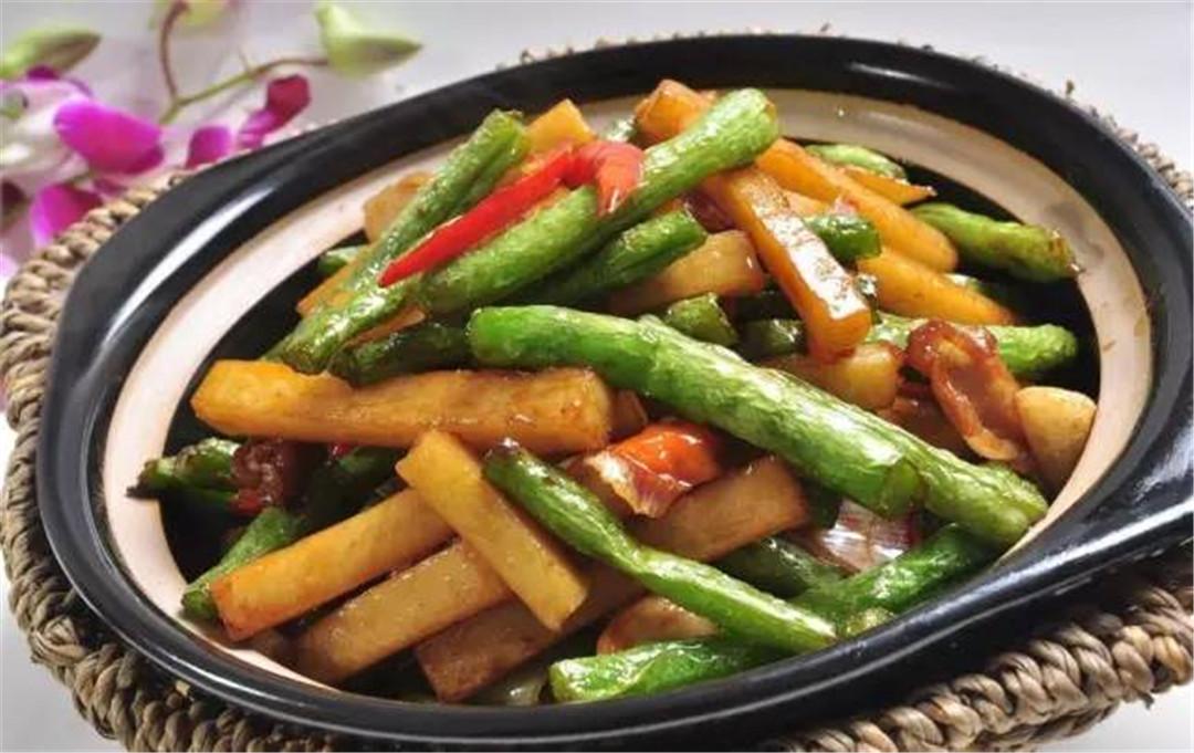 一个土豆, 一把豆角, 简单一做, 软烂入味, 就着能吃三碗饭