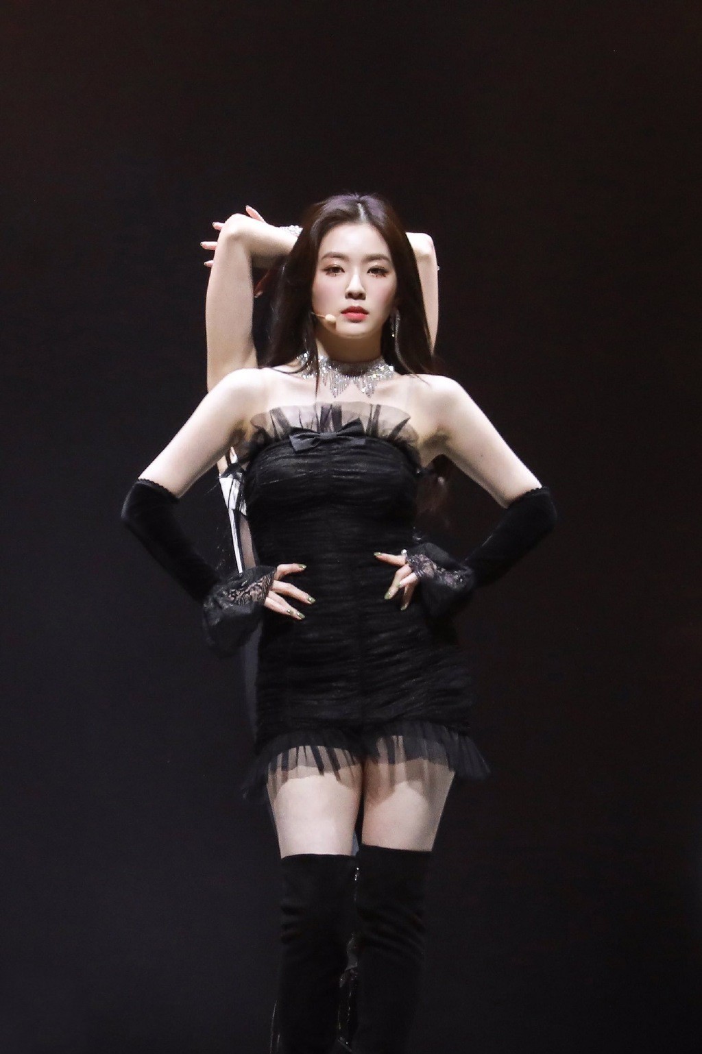 裴珠泫颜值真不赖穿露脐t恤绑红色蝴蝶结同框成员美成焦点