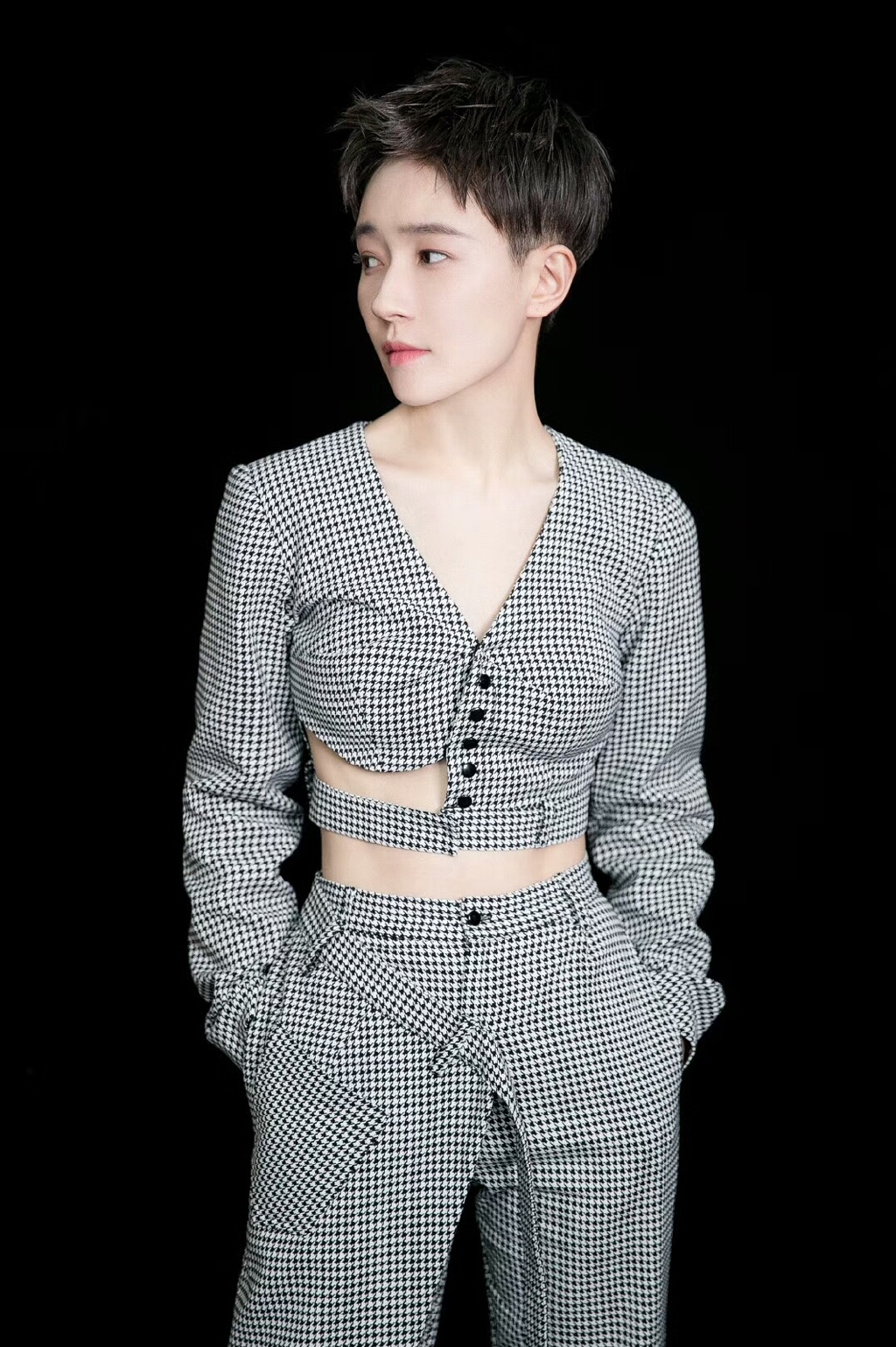 焦俊艳不过是剪了一款短发造型,颜值衣品直接开挂,31岁秒变21岁