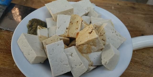 济南南山的卤水豆腐当地人喜欢用一种特殊的水制作这种豆腐