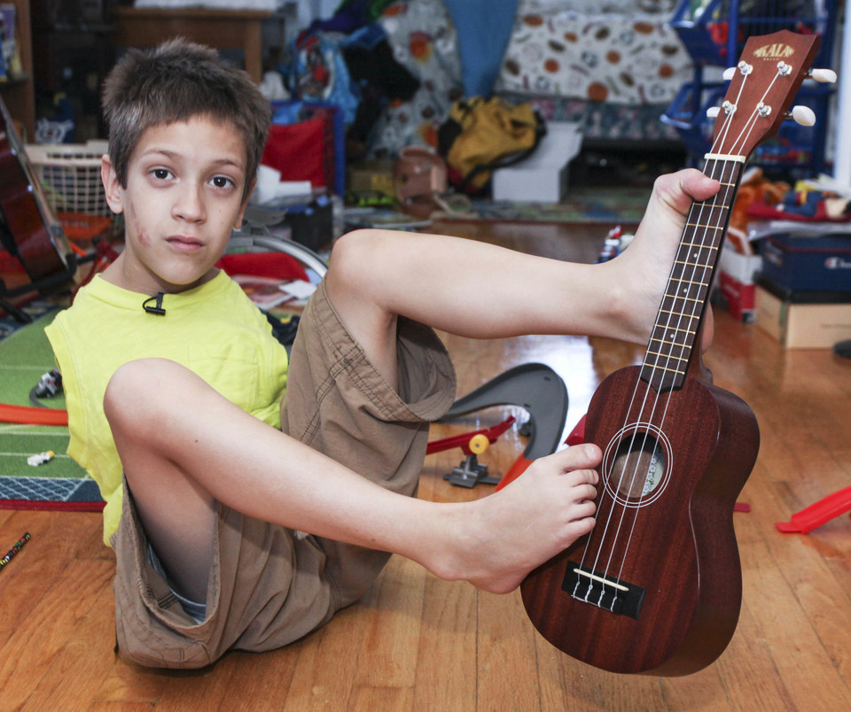 无手女人生下残疾儿子,丈夫不堪重担离家出走,现今她却幸福美满