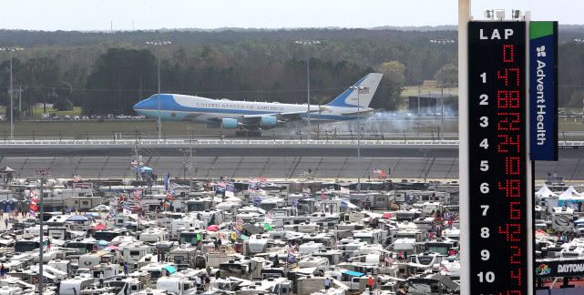 特朗普看赛车“拉风”出场：“空军一号”低空飞过