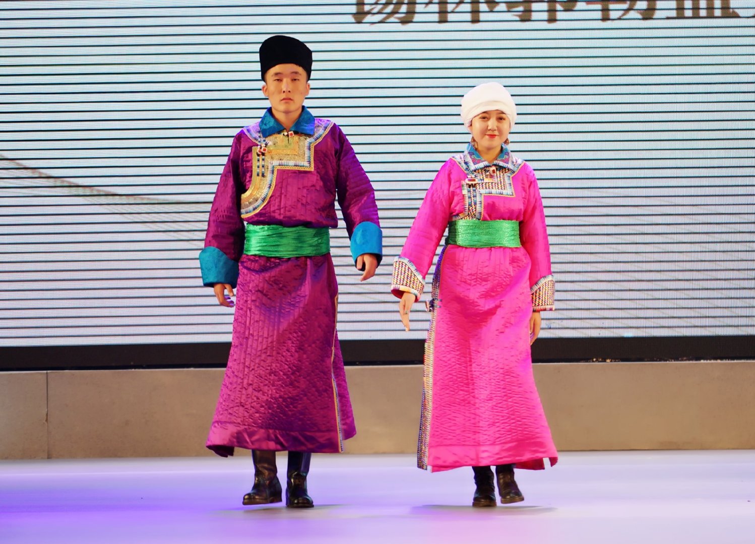 蒙古族服装服饰艺术节,蒙古袍华丽变身,怪不得网红都喜欢穿