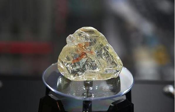 就是位于西非的塞拉利昂,有着丰富的血钻石,但这里的人们依然是在为一