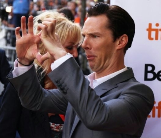 始终对韩式比心没有开窍的卷福