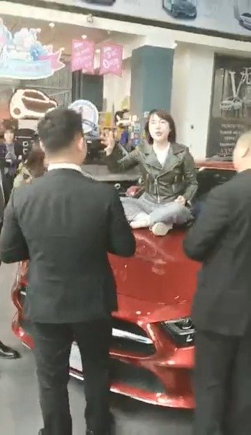 西安某奔驰4S店,小姑娘买车没出门车就漏油