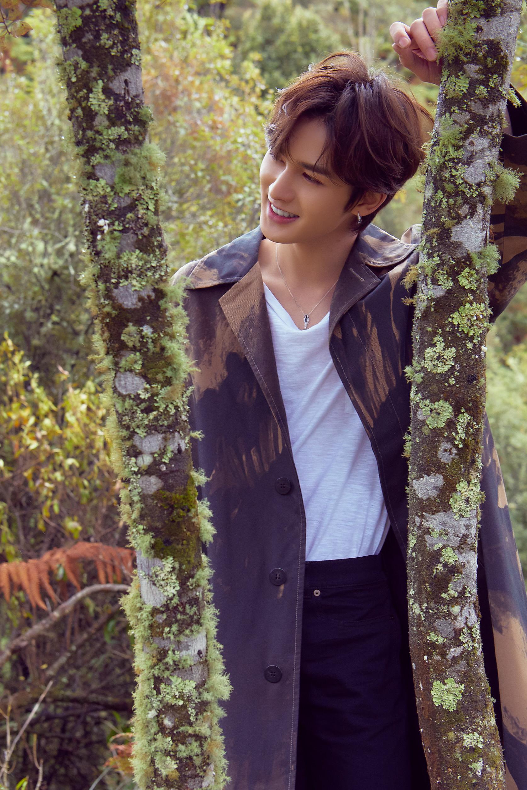 今日theo朱正廷一组新专辑写真大片曝光扎染风长款风衣加身