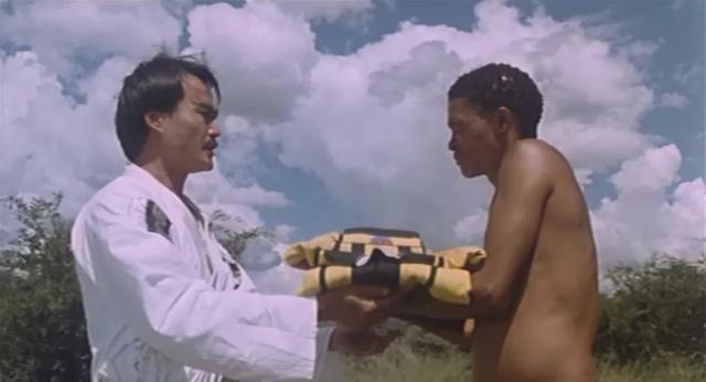 他是曾一夜红遍世界的喜剧演员，第一部电影片酬300元，59岁离世