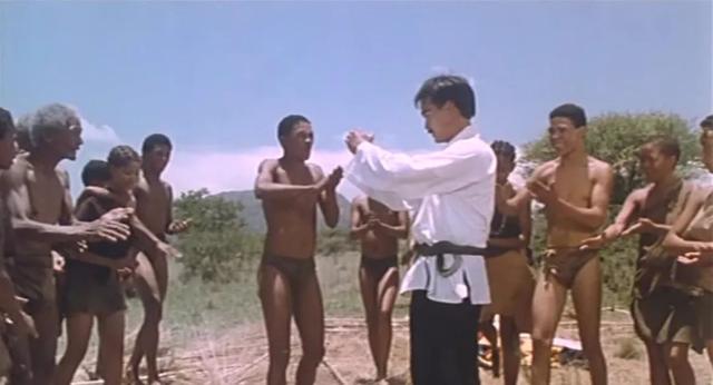 他是曾一夜红遍世界的喜剧演员，第一部电影片酬300元，59岁离世