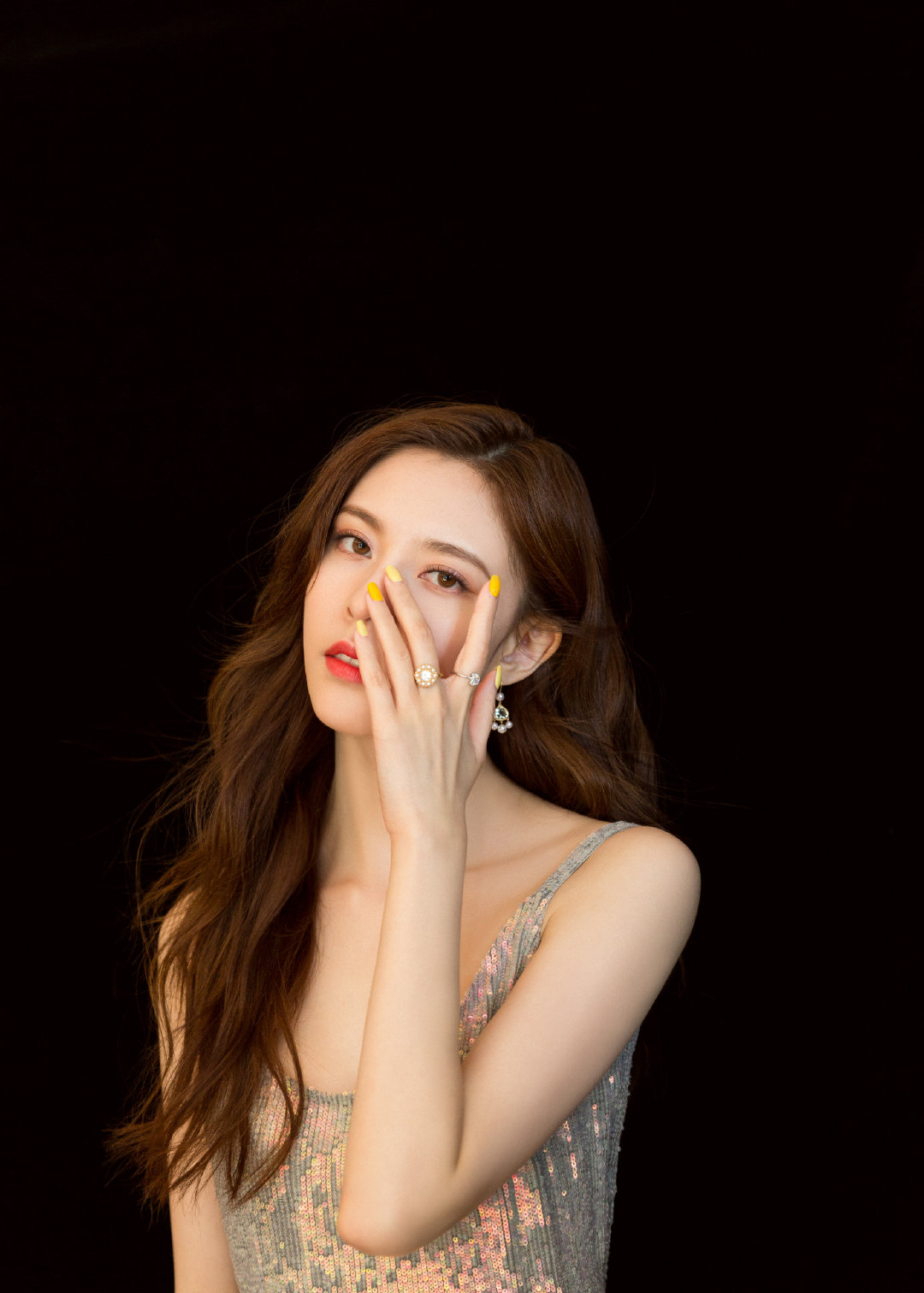 宋妍霏在北京活动照一袭淡紫色闪光裙俨然美美的人鱼公主