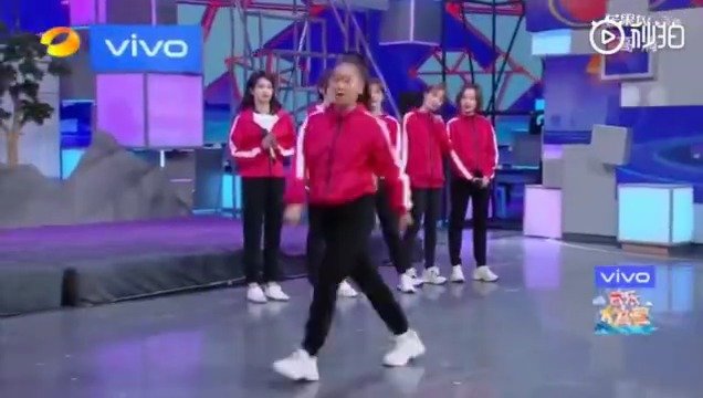 被王菊突然点名后开始跳舞的许凯