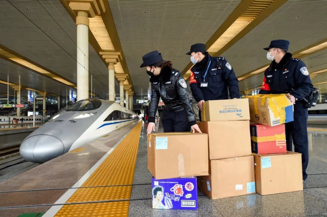 抗疫剪影①丨守护出行,阻击疫情感动瞬间