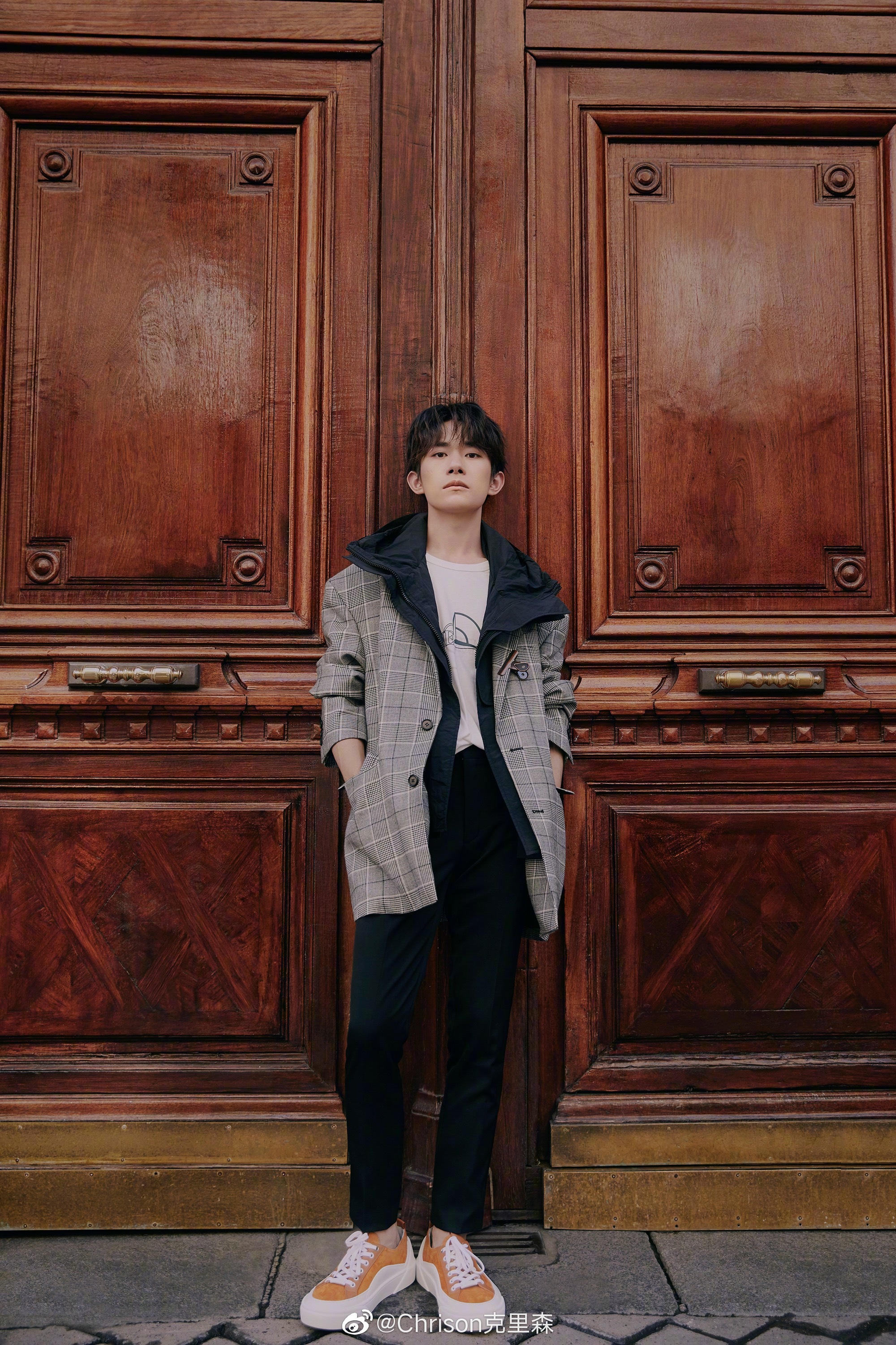 易烊千玺曝光一组在巴黎街头的秋季搭配街拍|易烊千玺|大翻领|街拍