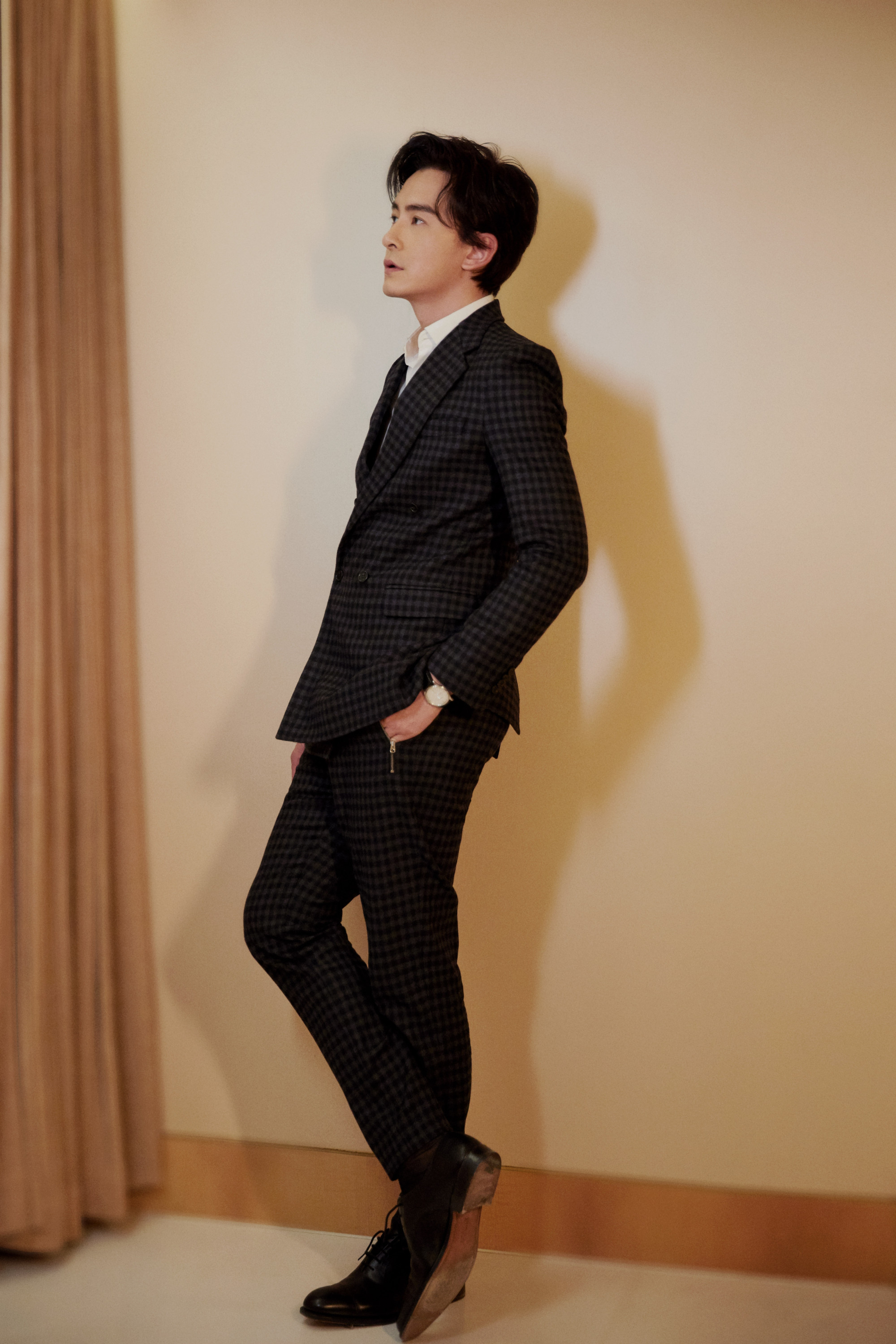 郑元畅小综 受邀出席盛典活动,身穿灰色格纹西服套装亮相