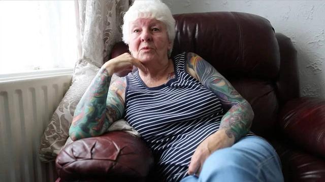 丈夫生前不许纹身,她忍了54年,77岁的她现在全身遍布纹身