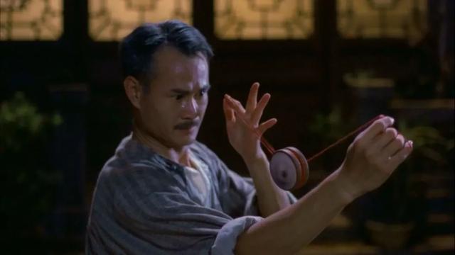 他是曾一夜红遍世界的喜剧演员，第一部电影片酬300元，59岁离世