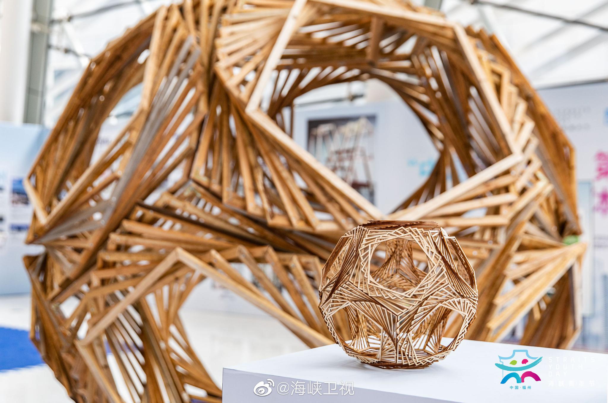 建构大赛展厅布置一新三个造型别致的建构模型