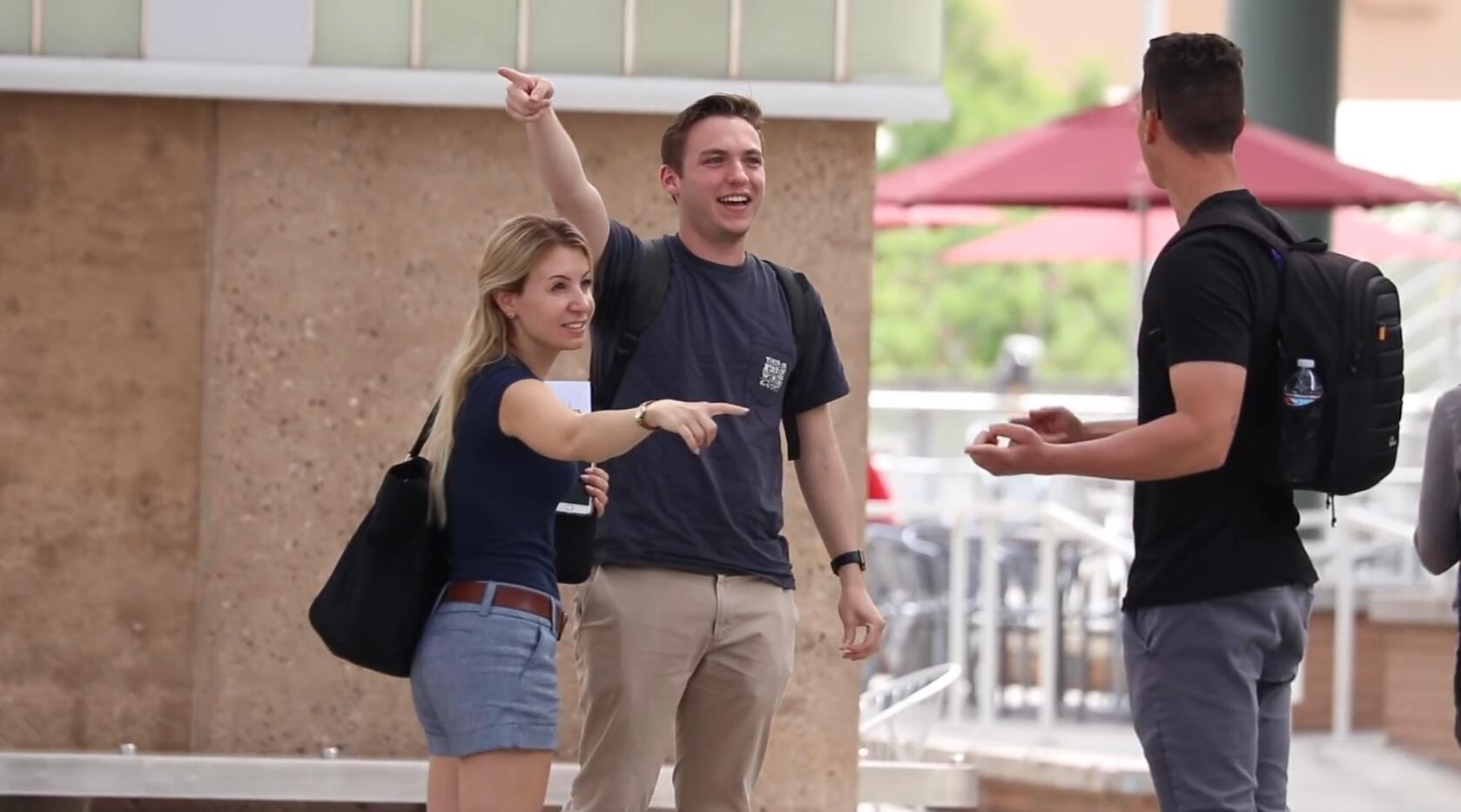 用指东往西的方式街头问路,搞的路人一脸黑人问号表情