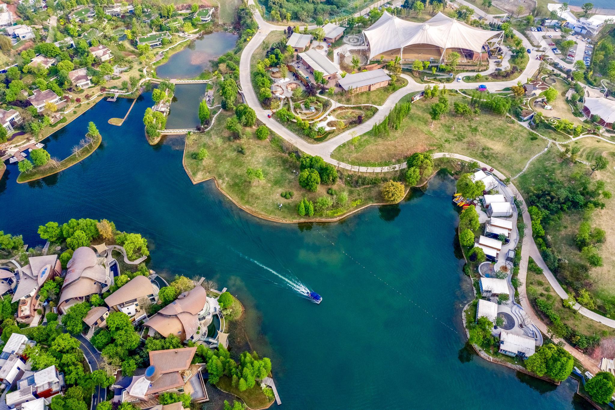 来成都感受社区建设,先来到麓湖国际社区