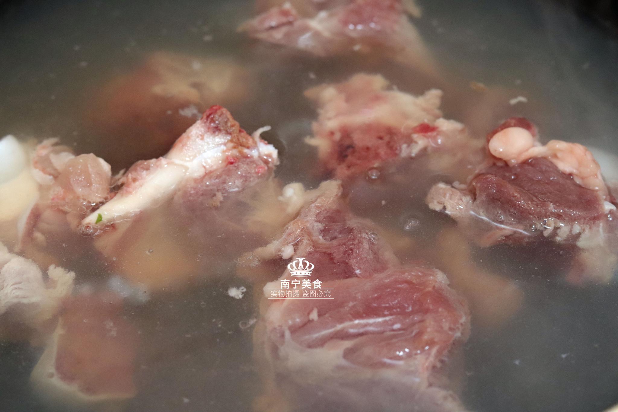 别再拿排骨炖汤了,用猪身上这骨头炖汤喝,小孩喝了长得又高又壮