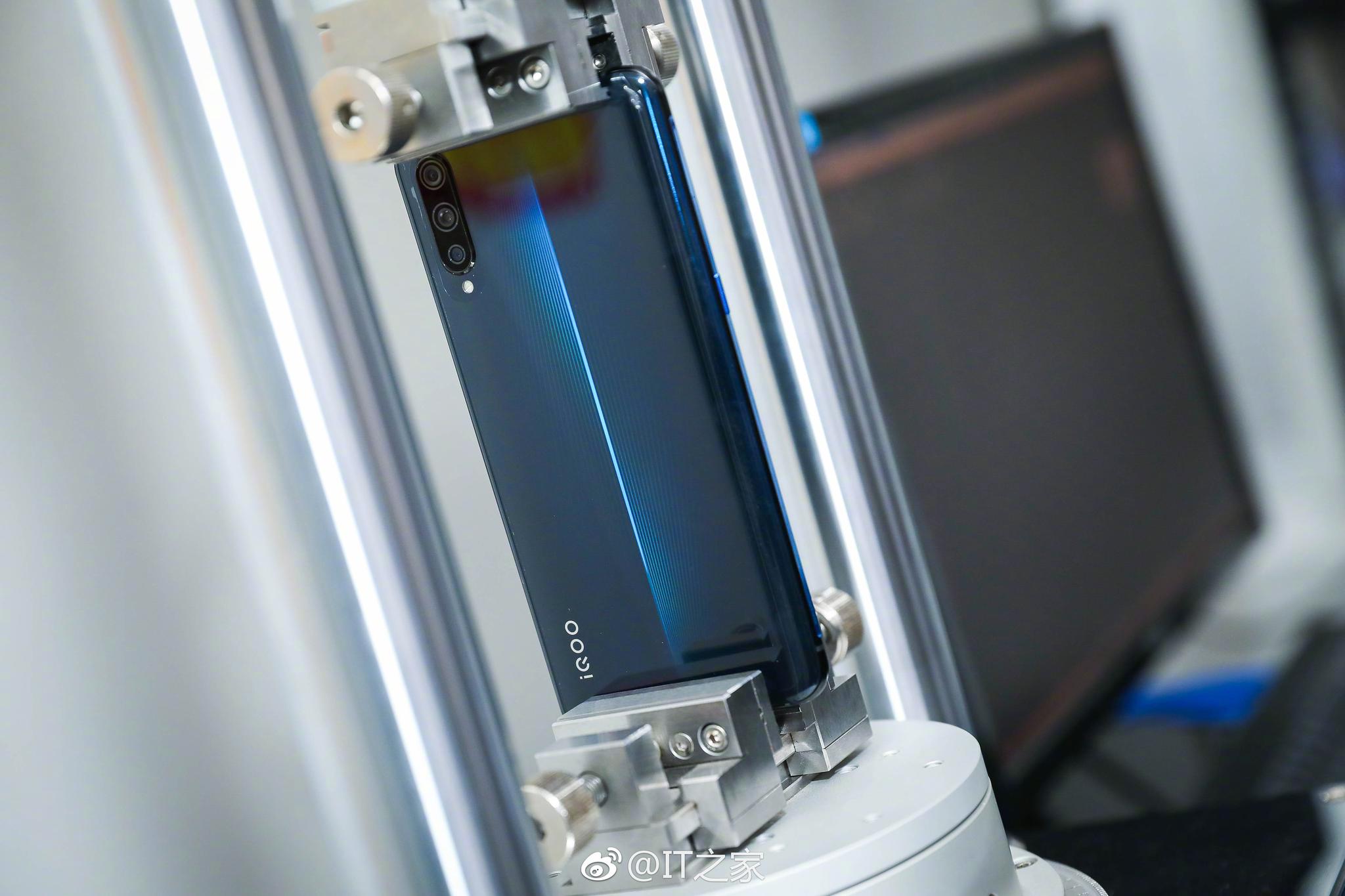 这是vivo在东莞工厂用于手机耐用性测试的Q3实
