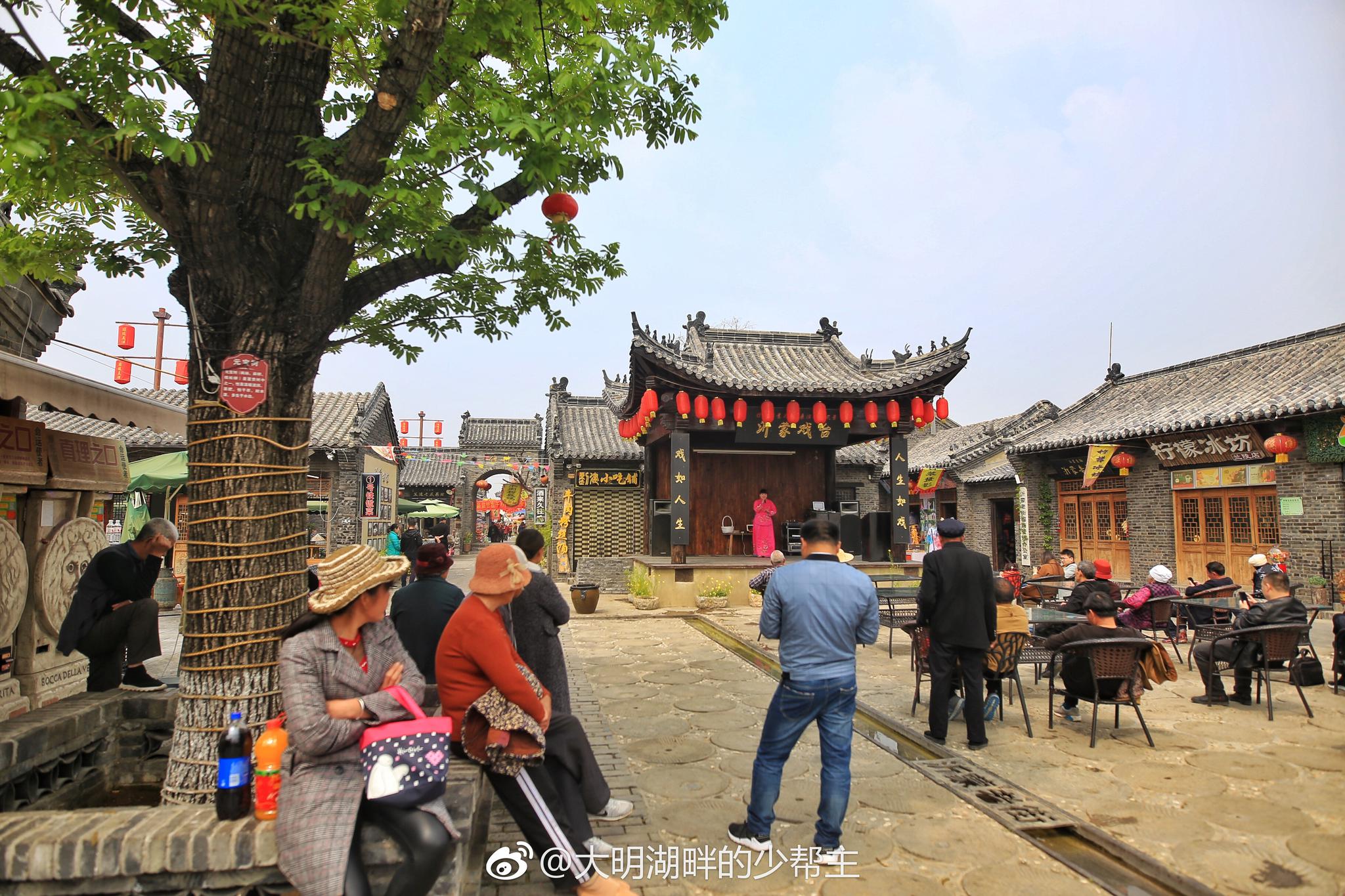 产业博览会今日在兰陵国家农业公园开幕,公园里有条美丽的沂蒙老街,这