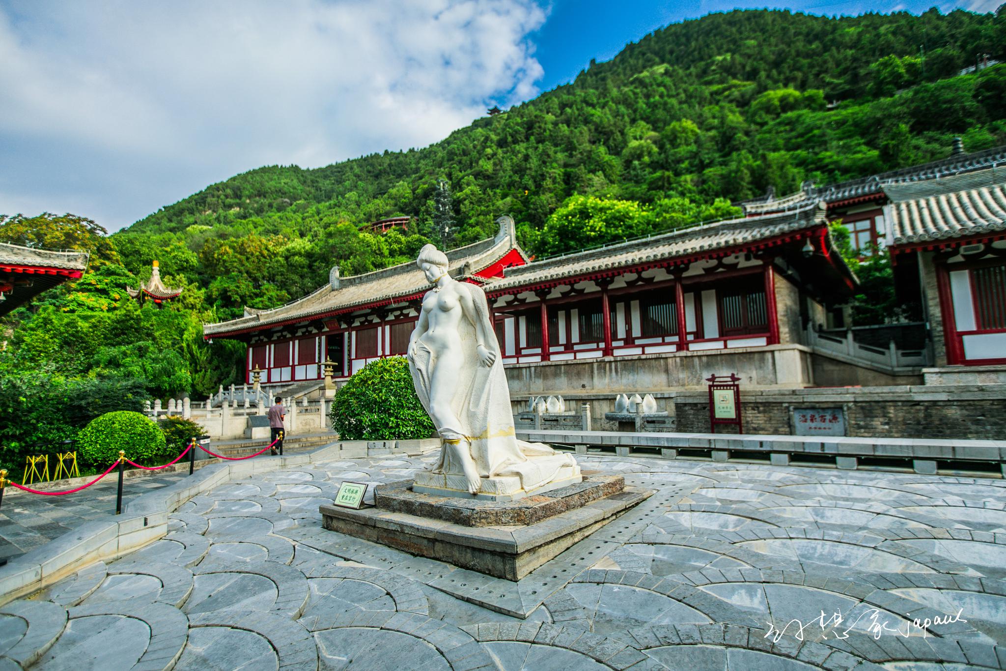 唐御汤遗址博物馆里展示有唐玄宗使用的莲花汤,御赐杨玉环的海棠汤