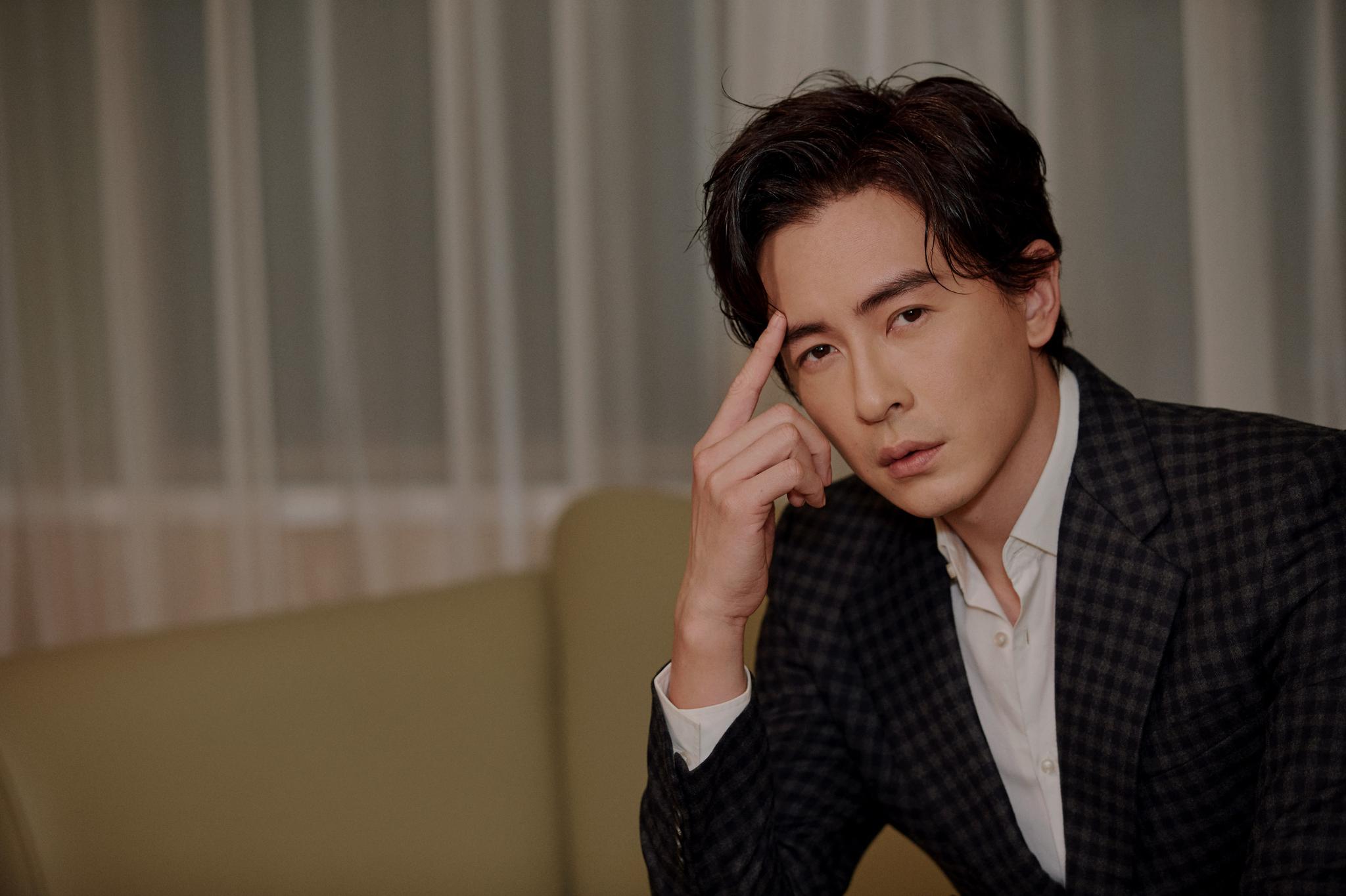 郑元畅小综 受邀出席盛典活动,身穿灰色格纹西服套装亮相