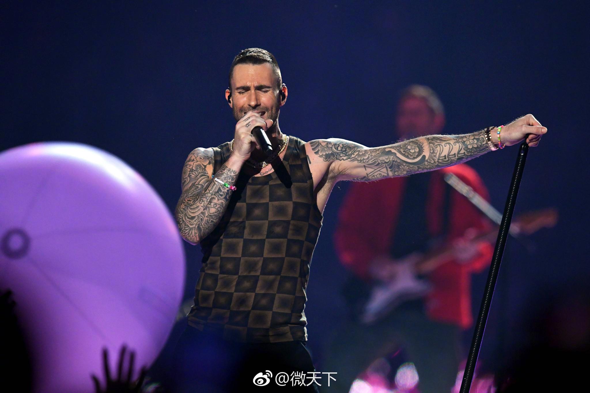 本次 中场表演maroon 5激情献唱,国外网友也没闲着