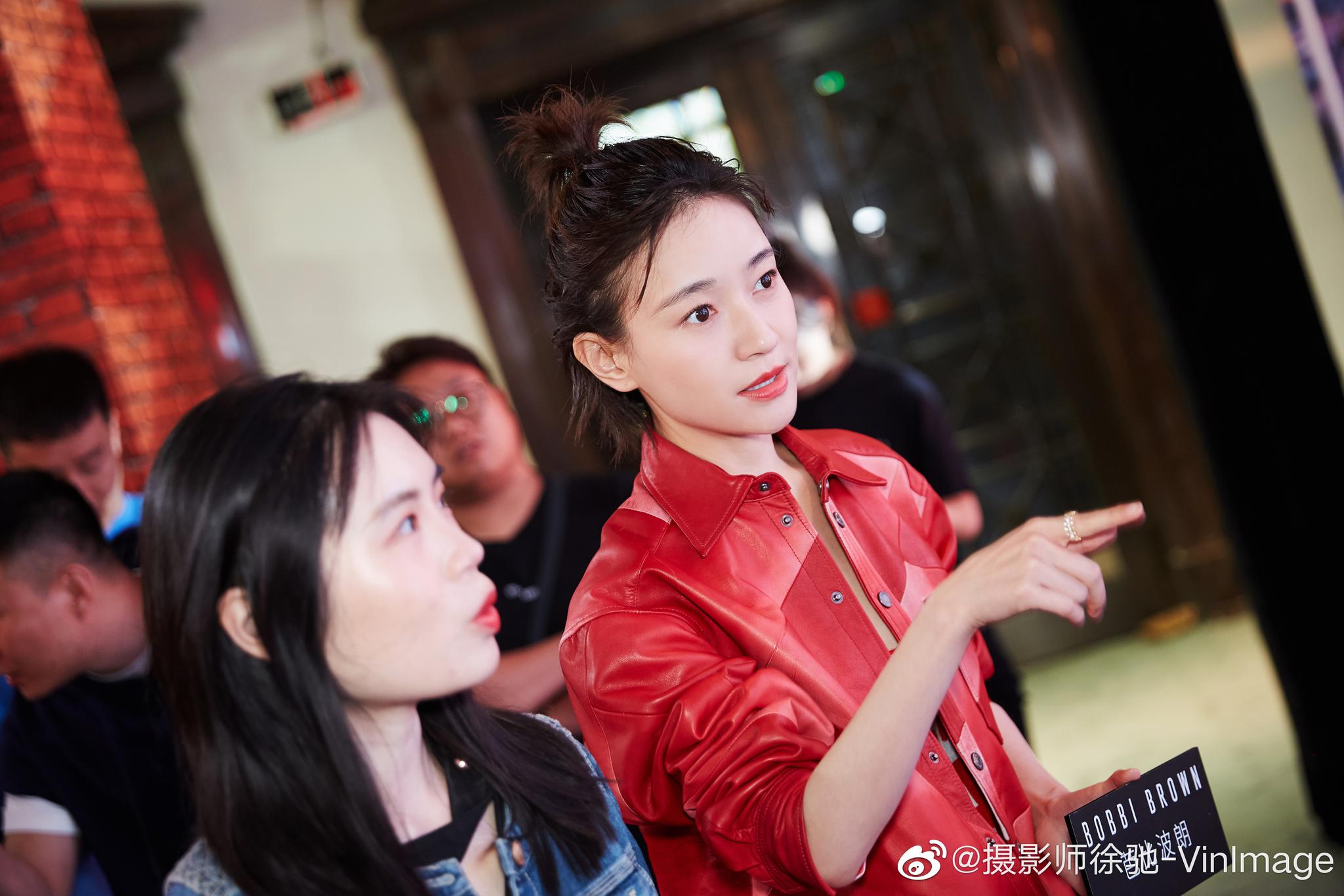 焦俊艳bobbi brown品牌挚友型走纽约沉浸式艺术展今天是梳了辫子