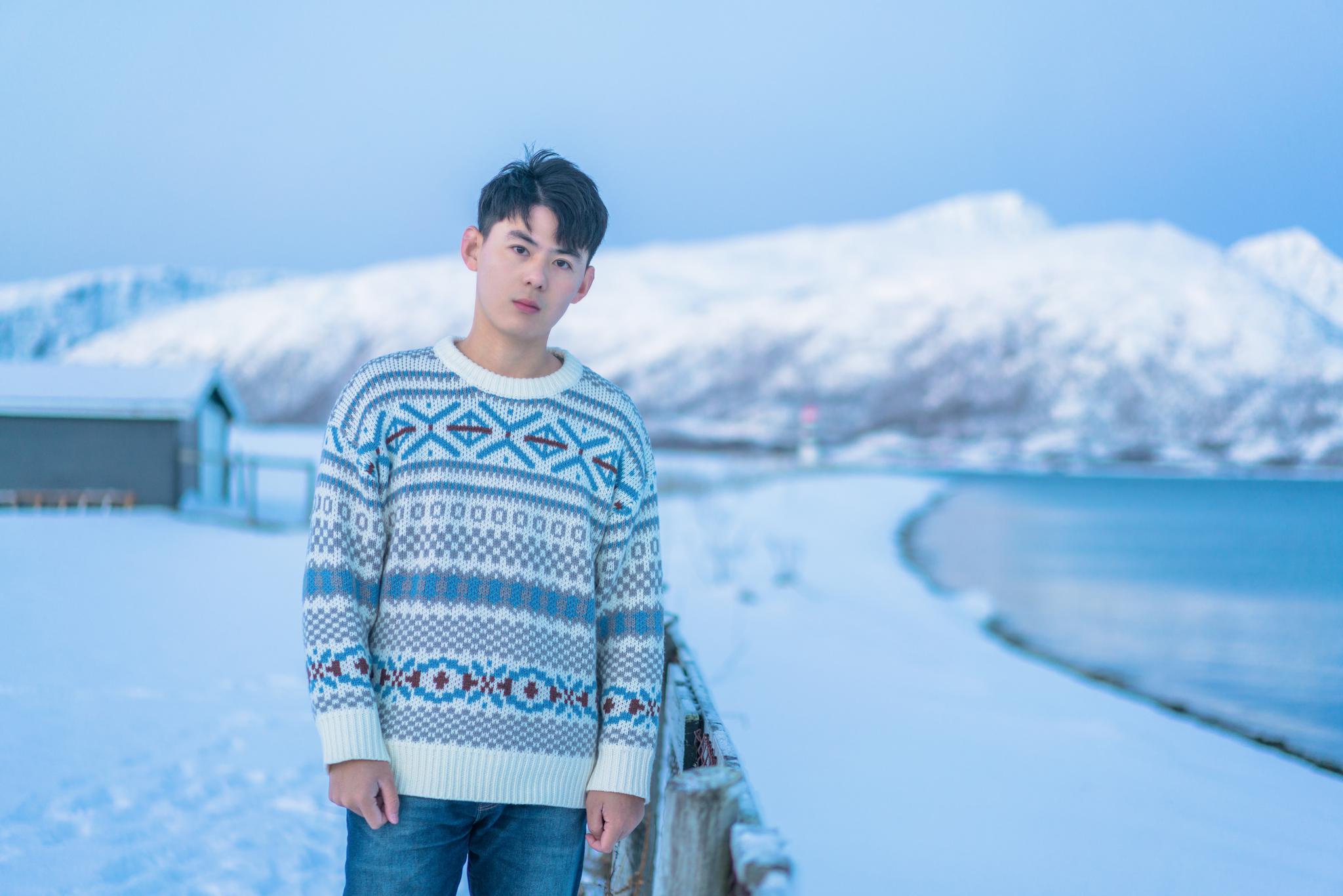 在挪威特罗姆瑟的小房子边看着远处的雪山和海除了寒冷和极夜剩下 在挪威特罗姆瑟的小房子边看着远处的雪山和海除了寒冷和极夜剩下