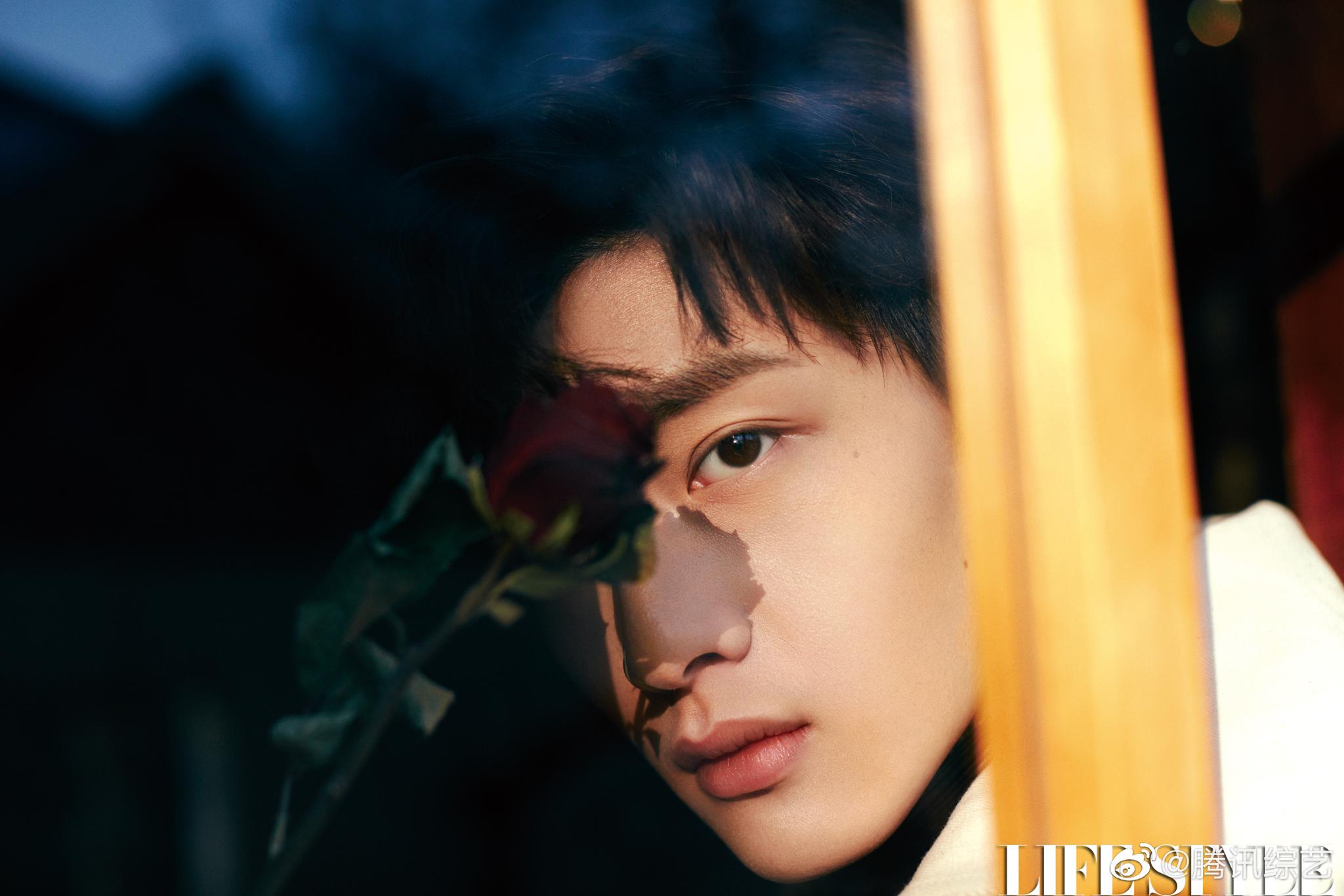 或抱着狗狗温柔浅笑,或拿着玫瑰魅力爆表少年如画@r1se-翟潇闻