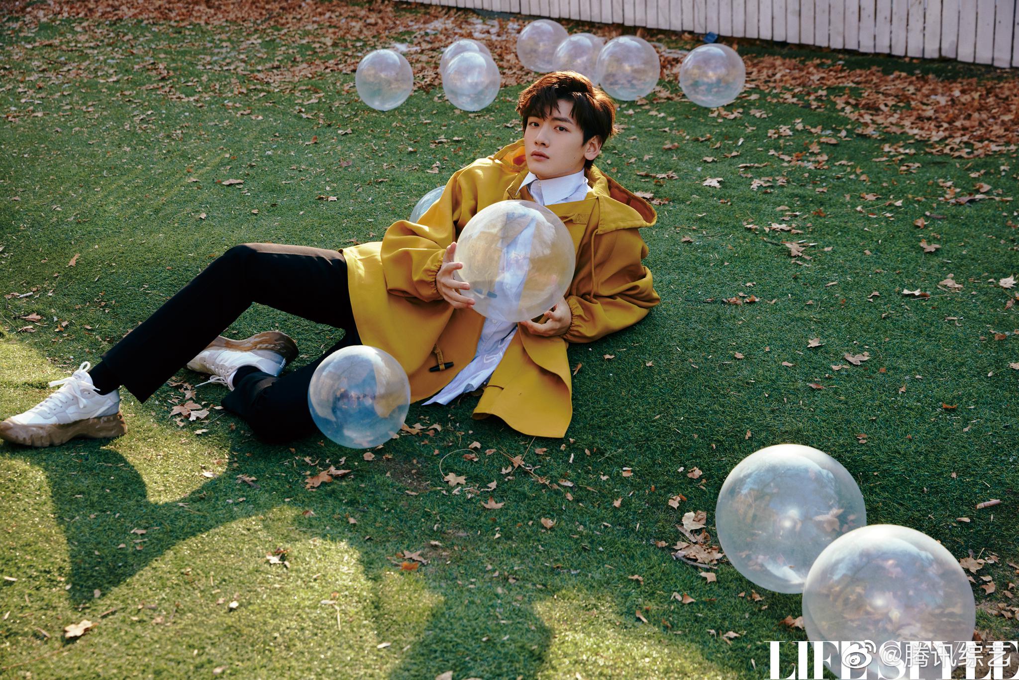 或抱着狗狗温柔浅笑,或拿着玫瑰魅力爆表少年如画@r1se-翟潇闻