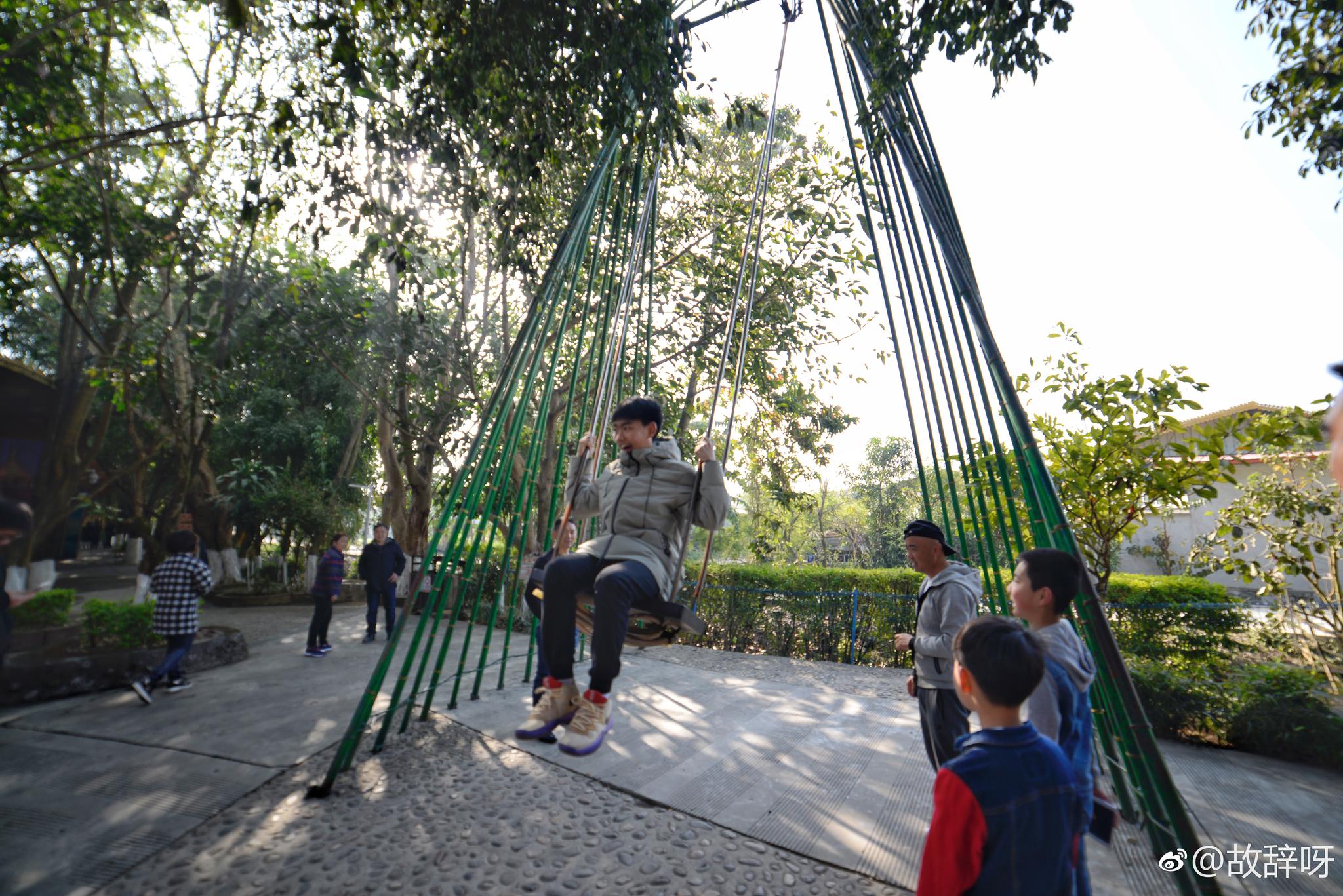坐秋千的话,一摇还能摇到缅甸去 676767瑞丽的一寨两国,不是