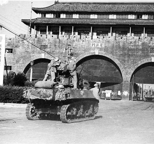 老照片,1949年人民解放军占领南京,当地百姓夹道欢迎