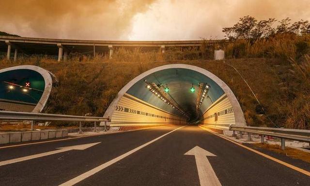 过高速隧道时,为啥老司机喜欢靠左侧行驶?