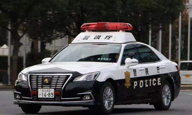 当个警察居然开布加迪威龙!网友:没有对比就没有伤害!