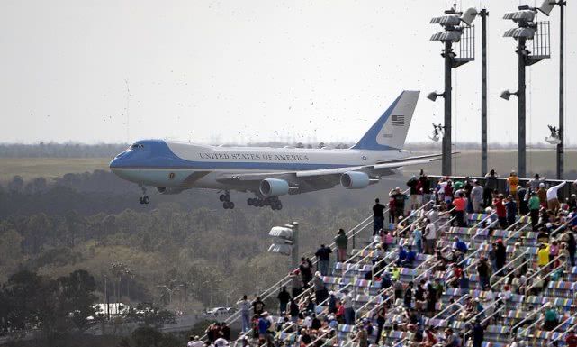 特朗普看赛车“拉风”出场：“空军一号”低空飞过