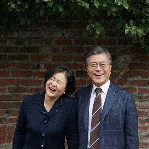 韩国总统文在寅和金贞淑女士这对老夫妻还真是蛮甜蜜