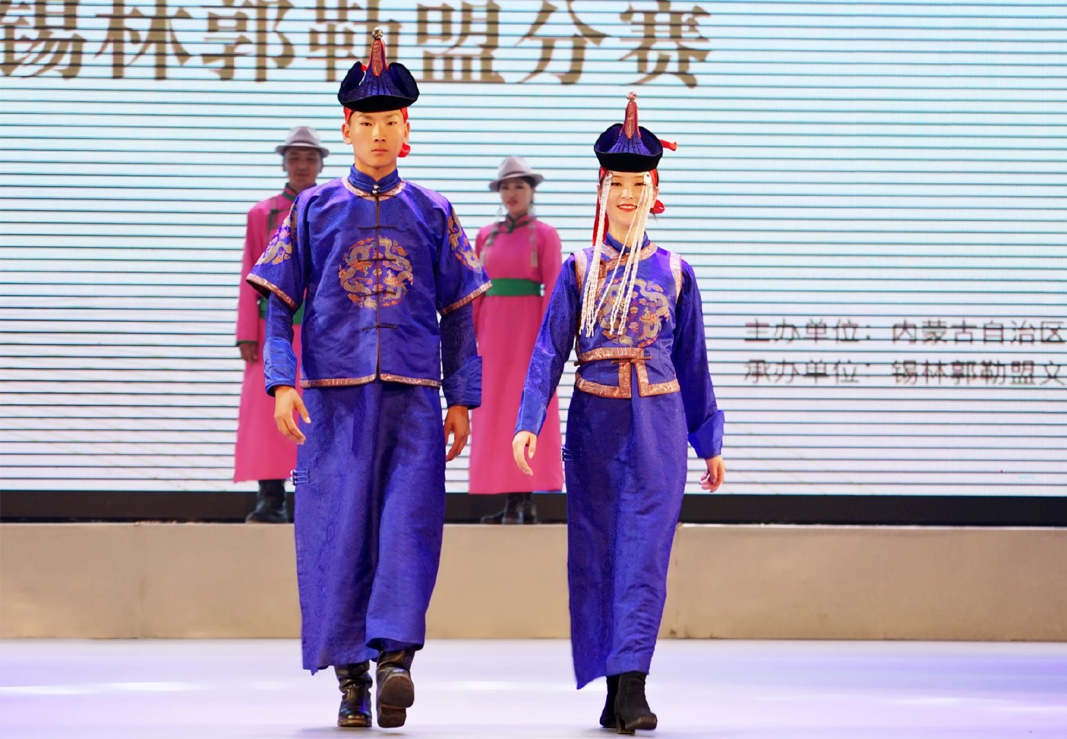 蒙古族服装服饰艺术节,蒙古袍华丽变身,怪不得网红都喜欢穿|内蒙古_新浪新闻