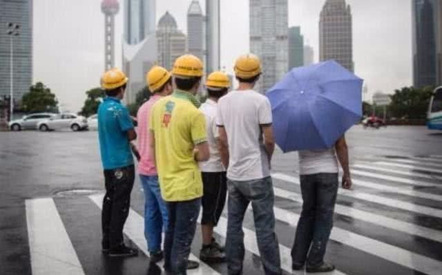 农民工就别买车了，不是看不起你，这3个原因很现实