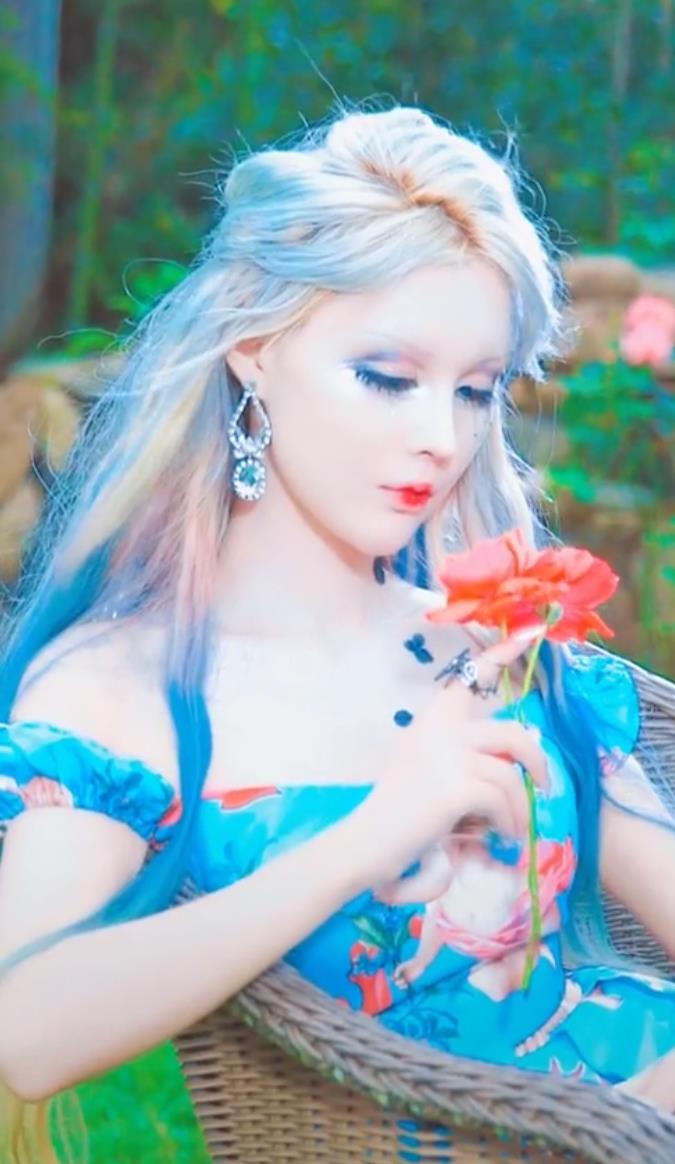 迪丽拉最精致的一次妆容,仿佛仙女下凡,只可惜缺了眉毛