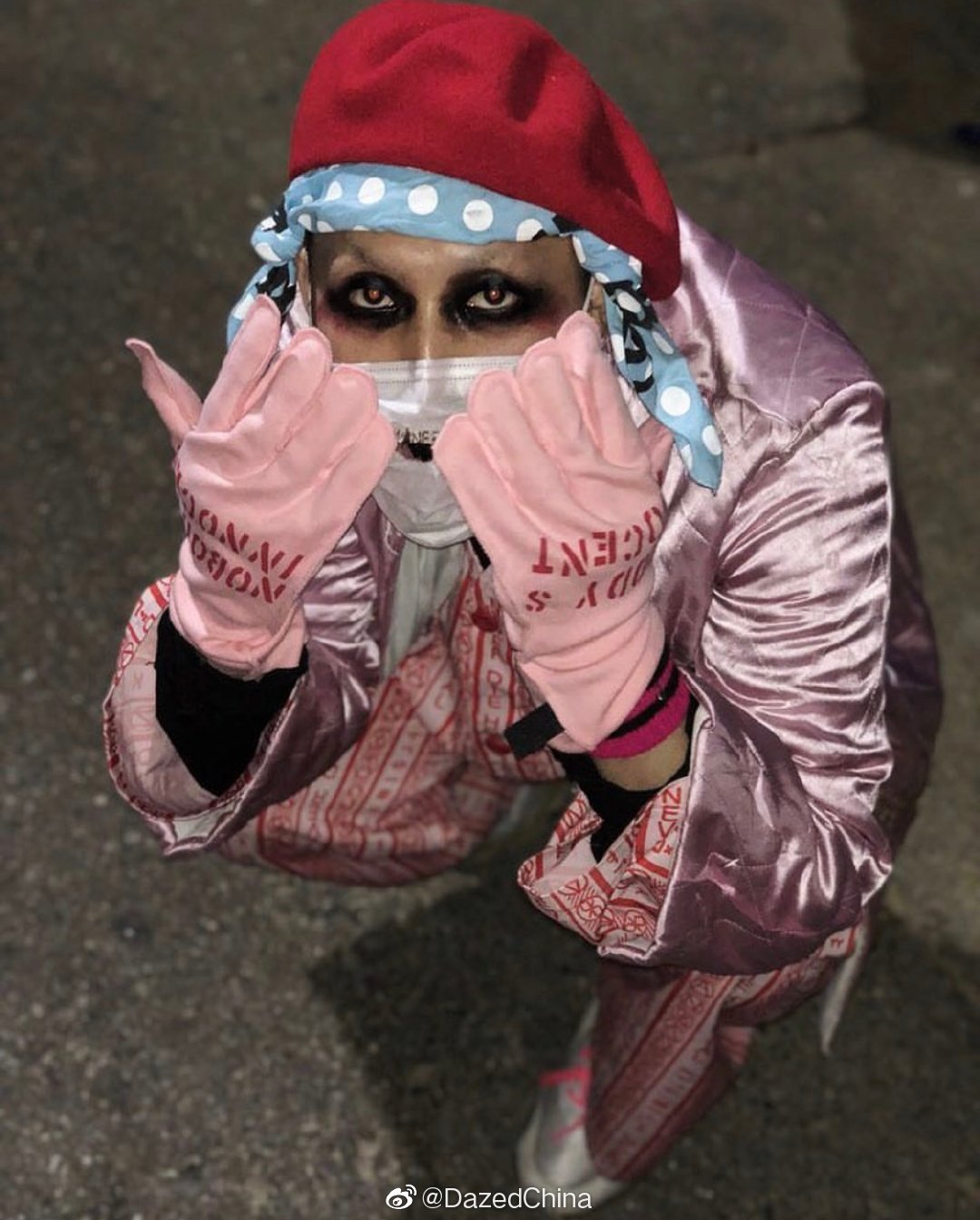 画了12年的黑色眼妆,终于出现在新的护照上.是的,bajowoo做到了